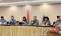 Indonesian Employers Association (Apindo) chairwoman Shinta Kamdani (third left) attends a media event on its 2024 business and economy outlook on Dec. 21, 2023 at the group’s headquarters in Kuningan, South Jakarta, accompanied by Apindo executives (from left) labor deputy Darwoto (left to right), deputy chair Sanny Iskandar, public policy head Sutrisno Iwantono, transportation and logistics head Carmelita Hartoto and international relations deputy Didit Ratam.
