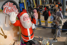 Passengers of KA Menoreh, which serves the Jakarta-Semarang route, queue on Dec. 23, 2023, to enter the boarding area of Pasar Senen Station in Jakarta.