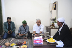 Presidential candidate Ganjar Pranowo (second right) talks with a resident in Bojasari village, Wonosobo regency, Central Java on Dec. 18, 2023. In his campaign trail in the regency, Ganjar opted to stay for a night in a resident's house. 