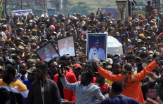 Riot breaks out during former Papua governor’s funeral