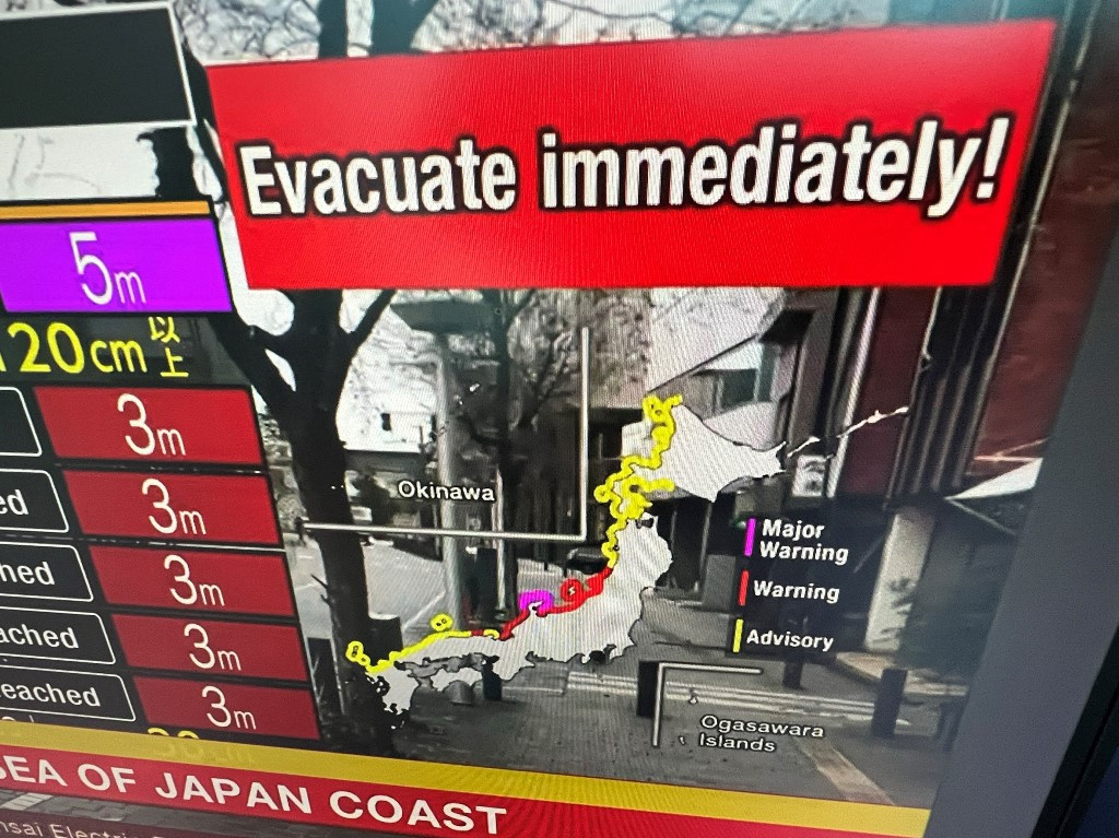 Tsunami waves that hit japan