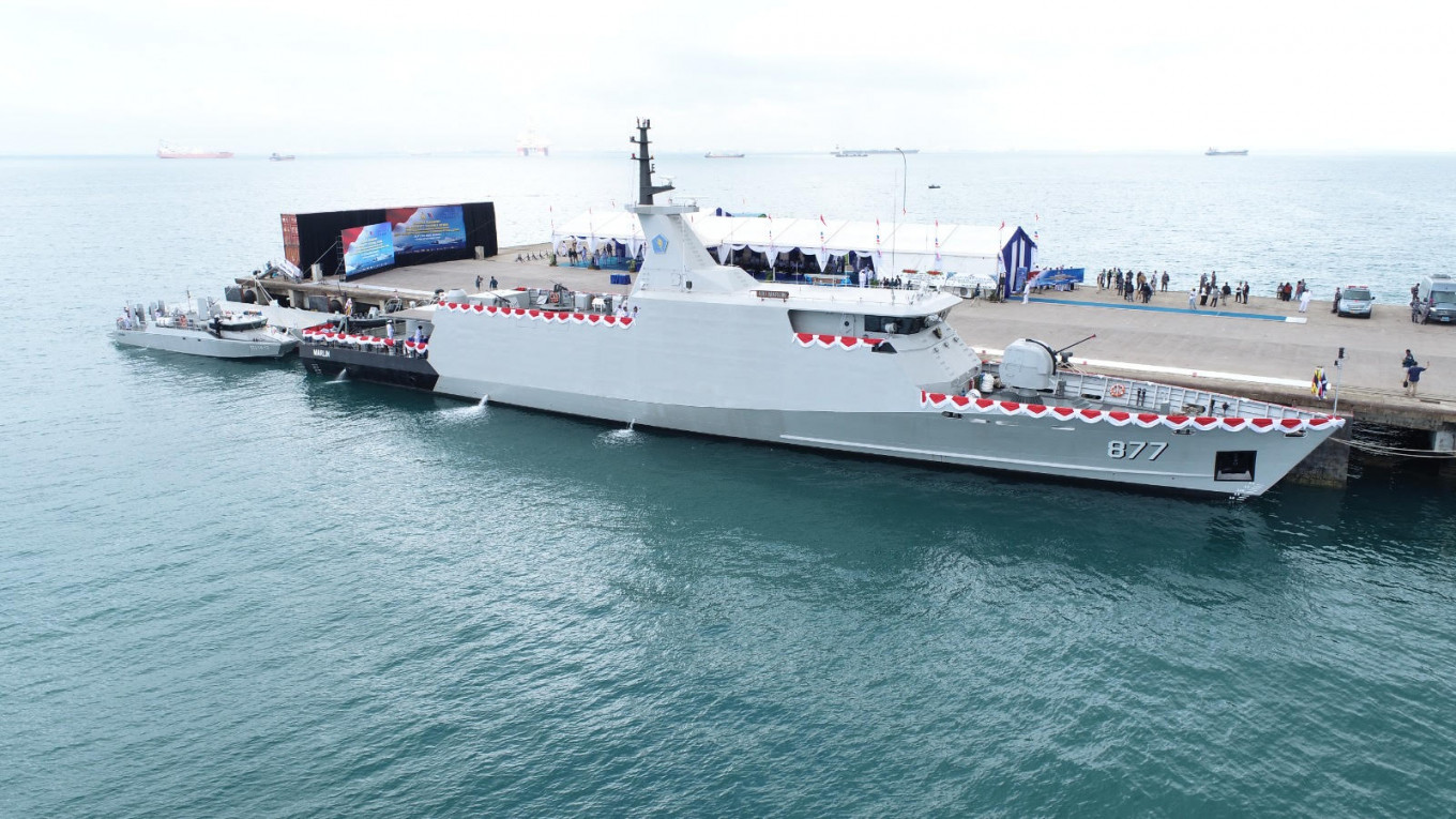 The newly officiated 60-meter fast patrol craft (PC-60) KRI Marlin (right) and Maritime Security Patrol (Patkamla) Jefman special mission combat boat sit docked at the Batu Ampar port in Batam, Riau Islands, on Dec. 20, 2023. Local shipyard PT Palindo Marine handed over both vessels to Navy chief of staff Adm. Muhammad Ali.