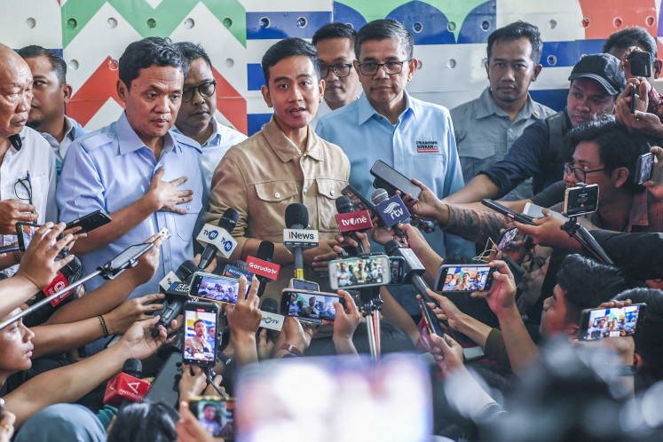 Vice presidential candidate Gibran Rakabuming Raka (center) talks to the press on Jan. 3, 2024, after undergoing questioning with the Election Supervisory Agency (Bawaslu) in Jakarta. The agency seeks clarification from the Surakarta mayor regarding his suspected campaign activities during a Car Free Day on Jl. Thamrin on Dec. 3, 2023.