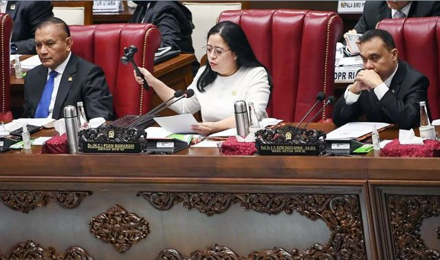 Hammering it out: House of Representatives Speaker Puan Maharani (center) bangs the gavel to mark the House’s approval of the draft state budget for 2024 during a plenary on Sept. 21, 2023.
