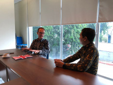 UK Ambassador to Indonesia and Timor-Leste Dominic Jermy (left) speaks  on Jan. 10, 2023, to The Jakarta Post chief editor M. Taufiqurrahman (right) during a visit.