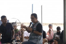 Anies promises to build FIFA-standard soccer pitches in Maluku