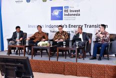 (left to right) Riyadi Suparno, president director of Tenggara Strategics; Edwin Syahruzad, president director of PT SMI; Arthur Simatupang, chairman of Indonesia Independent Power Producers (APLSI); Eka Satriya, chair of energy and mineral resources at the Indonesian Employers Association (APINDO); and Zhao Fengjun, senior development manager of PowerChina, participate in a panel discussion at China RE Invest Indonesia in Jakarta on Jan. 18, 2024.