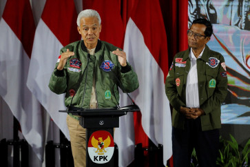 Presidential candidate Ganjar Pranowo (left), accompanied by his running mate Mahfud MD, delivers a speech on corruption at an event called Strengthening Corruption Eradication for the State Apparatus held by the Corruption Eradication Commission (KPK) in Jakarta on Jan. 17, 2024.