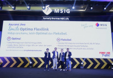 MSIG Life introduces Smile Optima Flexilink, a regular premium PAYDI policy with optimal benefits and flexible features, at its Agency Kick-Off 2024 event. The policy is a manifestation of the company’s commitment to being a trusted partner, continuously supporting the Indonesian community to live their lives to the fullest. Andrew Bain, director and chief operating and IT officer (left), Wianto Chen, president director and CEO (second left), Ferry Tjong, head of agency business (second right) and Herman Sulistyo, director and chief of agency, corporate and sharia, pose for a photo.