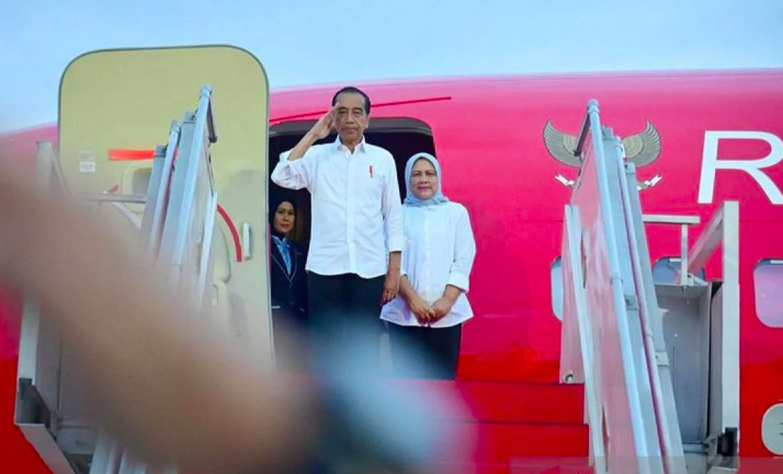 President Joko “Jokowi“ Widodo and First Lady Iriana board the presidential aircraft on Jan. 22, 2024.