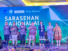 The Communications and Information Ministry’s electronic application governance directorate general undersecretary I Nyoman Adhiarna (left to right), Institute for Policy Research and Advocacy (ELSAM) executive director Wahyudi Djafar, Microsoft Indonesia national technology officer Panji Wasmana, Indonesia Artificial Intelligence Society Lukas, Ernst & Young Asia-Pacific AI strategy lead Marie Claude, Ernst & Young associate partner Kafeel Syed, and The Communication and Information Ministry’s staff Indriaswati Saptaningrum pose for a photo after having a discussion in event titled “National AI Forum: Strengthening Ethical Commitment in the Governance of Artificial Intelligence and Strengthening the Digital Economy” held in Arya Duta Hotel, Jakarta.