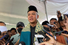 Presidential candidate Ganjar Pranowo talks to the media during a visit to the Roudlotussolihin pesantren (Islamic boarding school) in South Lampung regency, Lampung, on Jan. 22, 2024. Ganjar claimed that President Joko “Jokowi“ Widodo had no intention of taking away voters, following the President's visit to Central Java just two weeks after the former’s campaign sessions in the province.