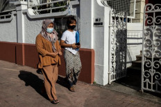 Navigating the social media maze: A collaborative journey through women's struggles 