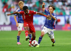 Japan's Takefusa Kubo in action with Indonesia's Yakob Sayuri on Jan. 24, 2023.