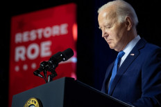 Biden jokes about Trump's mental fitness at Washington dinner