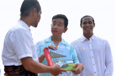 Vice presidential candidate Gibran Rakabuming Raka (center) talks with a tourism worker in Denpasar, Bali on Jan. 27, 2024. A few days later on his campaign tour Gibran discussed the potential removal of the Farmer’s Card to simplify subsidized fertilizer distribution during his campaign in Tegal regency, Central Java, on Jan. 29, 2024.