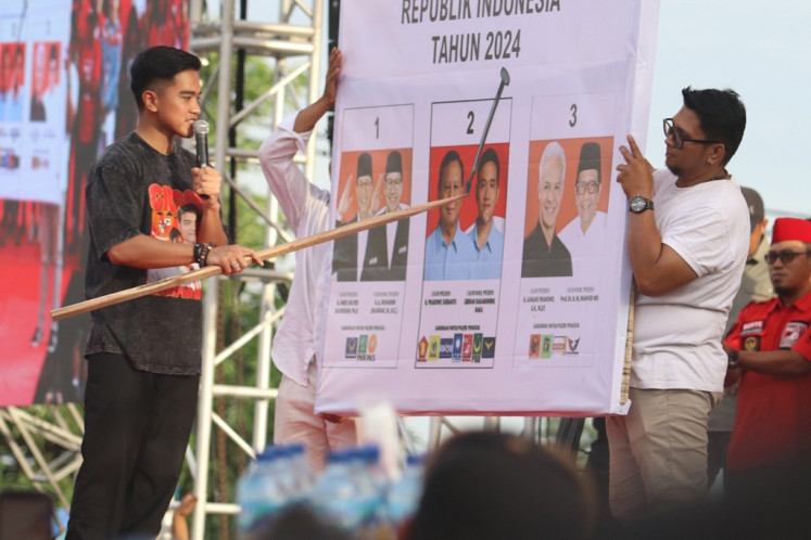 Indonesian Solidarity Party (PSI) chairman Kaesang Pangarep (left) teaches supporters how to mark their ballots during a campaign event in Kediri, East Java, on Jan. 23, 2024. Kaesang told his supporters to cast their vote for then-presidential candidate pair Prabowo Subianto and Gibran Rakabuming Raka.