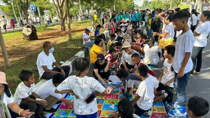 People gather to play games at a malaria public awareness event held during Car Free Day on Dec. 9, 2023, in Kupang, East Nusa Tenggara (NTT), organized by the provincial administration in cooperation with UNICEF.