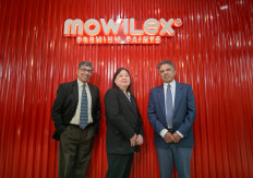 (left-right) Raja Krishnamurthy, Ph.D., MBA, and Prof. Raymond Fernando, Ph.D., pictured with Mowilex Head of Research and Development Novina Tjahjadi, will help strengthen R&D efforts and boost innovation as members of the new Mowilex Scientific Advisory Board.
