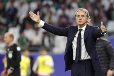 Saudi Arabia's Italian coach Roberto Mancini gestures to his players from the touchline during the Qatar 2023 AFC Asian Cup football match between Saudi Arabia and South Korea at Education City Stadium in al-Rayyan, west of Doha, on January 30, 2024. 