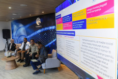 Communications and Information Minister Budi Arie Setiadi (third from the left) along with the Director General of Aptika Semuel A. Pangerapan (right), member of the Elections Supervisory Board (Bawaslu) Prevention, Community Participation and Public Relations Division Lolly Suhenty (left) and Deputy Director of the National Police’s Cybercrime Investigation Agency Comm. Dani Kustoni speak to the press at the launch of the 2024 Election Supervision Desk at the Communications and Information Ministry in Jakarta on Tuesday. The ministry, in collaboration with Bawaslu and the National Police, launched the election desk and pocket guide to ensure a neutral and orderly process for the 2024 elections for public servants. 