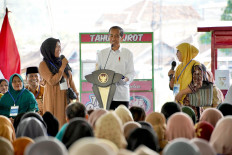 Jokowi surprises Iriana with locally crafted bag from PNM Wonogiri customers