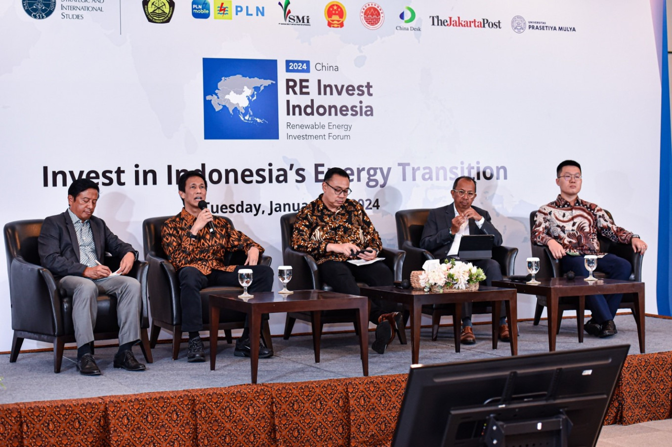 PT SMI president director Edwin Syahruzad (second left) graces the stage at the third China RE Invest Indonesia 2024 with (left to right) Tenggara Strategics executive director Riyadi Suparno, Indonesia Independent Power Producers (APLSI) chairman Arthur Arthur Simatupang, Indonesian Employers Association (APINDO) energy and mineral resources chairman Eka Satria and PowerChina senior business development manager Zhao Fengjun. (Courtesy of Tenggara Strategics)