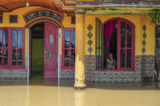 Floods, landslides hit as Indonesia enters rainy season