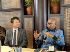 Intelligent Transportation System (ITS) Asia Pacific secretary-general Akio Yamamoto (left) and ITS Indonesia president William Sabandar speak in a media briefing hosted by ITS Indonesia in Jakarta on Feb. 7, 2024.