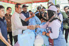 Acting Jakarta governor Heru Budi Hartono (third left) shakes hands with a resident while monitoring a cheap grocery market in Koja subdistrict, Koja district, North Jakarta, on Feb. 2, 2024. Heru has denied allegations that cheap basic grocery markets held across the city on Feb. 7, 2024, were related to the presidential election, saying they were merely intended to help the people.