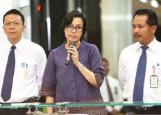 Sri Mulyani Indrawati (center) briefs journalists at the Finance Ministry in Jakarta on June 8, 2015. President Joko Widodo appointed her as finance minister in the July 27 reshuffle.