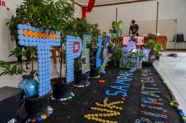 Teamwork: Residents of the neighborhood of Liogenteng in Astanaanyar district, Bandung, decorate a polling station on Tuesday with ornaments made of plastic waste. More than 204 million people are eligible to vote in Wednesday’s general election.