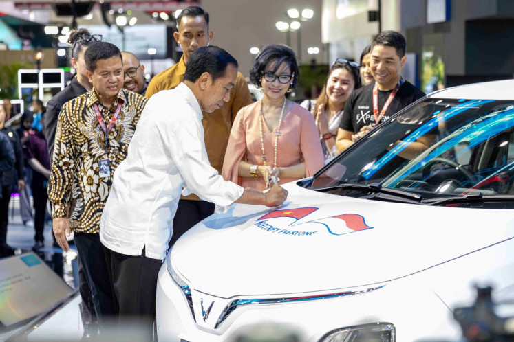 President, Joko “Jokowi” Widodo autographs a VinFast VF 5 EV SUV at the VinFast booth during IIMS 2024.