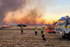 Australia battles 'volatile' bushfire