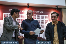 General Elections Commission (KPU) chairman Hasyim Asy'ari (center) speaks on Feb. 27, 2024, with KPU commissioners August Mellaz (left) and Yulianto Sudrajat (right) during a press briefing at the commission's building in Jakarta.
