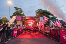Runners take off from the starting line for the AIA Vitality Women’s 10K at Mangkunegaran Palace in Surakarta, Central Java.
