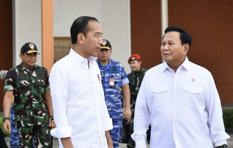 President Joko “Jokowi“ Widodo (left) and Defense Minister Prabowo Subianto (right) engage in a conversation on March 8, 2024, before boarding the presidential aircraft.