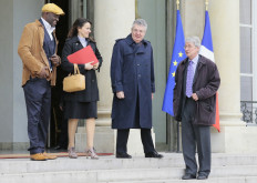 English just 'badly pronounced French', Paris academic says