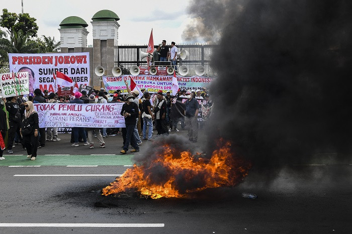No smoke without fire: Protesters from various groups burn tires as they rally outside the House of Representatives on March 3, 2024 to support the House’s inquiry into alleged election fraud. 