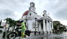 Flooding inundates Semarang's Old Town, railway station