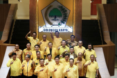 Golkar Party chairman Airlangga Hartarto (front center) poses with the management of the Golkar Party on Jan. 22, 2018, after an extraordinary congress at the party headquarters in Jakarta. 