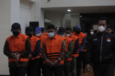 KPK arrests 15 employees in prison bribery scandal