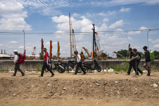 Pilgrim's path: A group of young people from Dadap join Tita Salina (second left) on the pilgrimage on Feb. 22 as they pass through the fishing village bordering the development of Pantai Indah Kapuk (PIK), in Dadap, Tangerang, Banten.