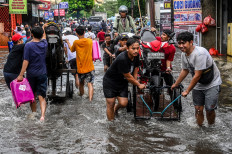 Floods hit several Jakarta neighborhoods as city braces for more rain