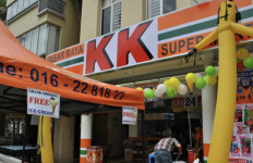 Convenience store chain KK Super Mart has come under fire after pairs of socks bearing the word “Allah“ were found in several of their outlets.
