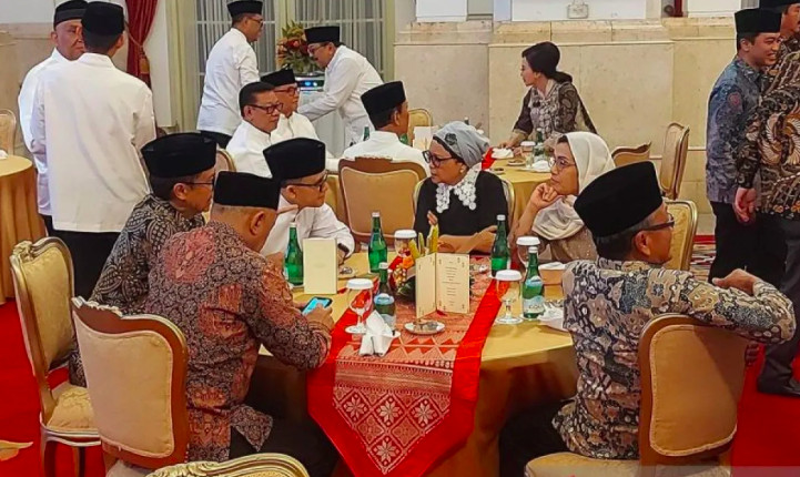 Bureaucratic Reform Minister Abdullah Azwar Anas (second left) talks with Foreign Minister Retno LP Marsudi (center) and Finance Minister Sri Mulyani Indrawati during an iftar gathering event on March 28, 2024.