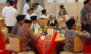 Bureaucratic Reform Minister Abdullah Azwar Anas (second left) talks with Foreign Minister Retno LP Marsudi (center) and Finance Minister Sri Mulyani Indrawati during an iftar gathering event on March 28, 2024.