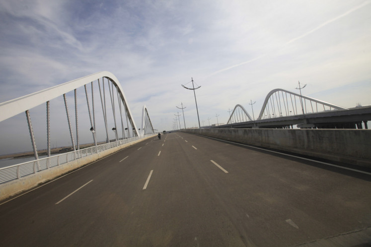 Motorists drive on May 4, 2016, along the Jakarta Pantai Indah Kapuk (PIK) International Bridge connecting PIK 2 Sedayu Indo City and Golf Island, in North Jakarta. 