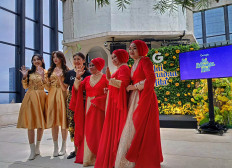 Our Ramadan: JKT48 members Gita Sekar Andarini (left) and Shani Indira (second left), Google Indonesia communications manager  Feliciana Wienathan (third left) and Nasida Ria members (from third right) Afuwah, Rien Djamain and Alfiatul Khoiriyah, pose together on March 14, 2024, after a press conference in Jakarta.  
