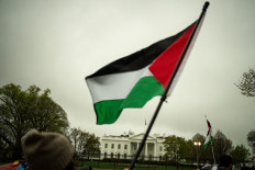 Pro-Palestinian demonstrators call for a ceasefire in Gaza during a protest as part of the “People's White House Ceasefire Now Iftar“ outside the White House on April 2, 2024 in Washington, DC. 